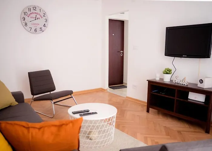 Downtown, Spacious, 2 Bedroom Apartment