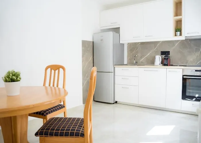 Downtown, Spacious, 2 Bedroom Apartment