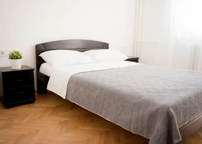 Downtown, Spacious, 2 Bedroom Apartment