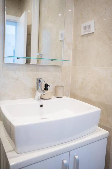 Downtown, Spacious, 2 Bedroom * Belgrade