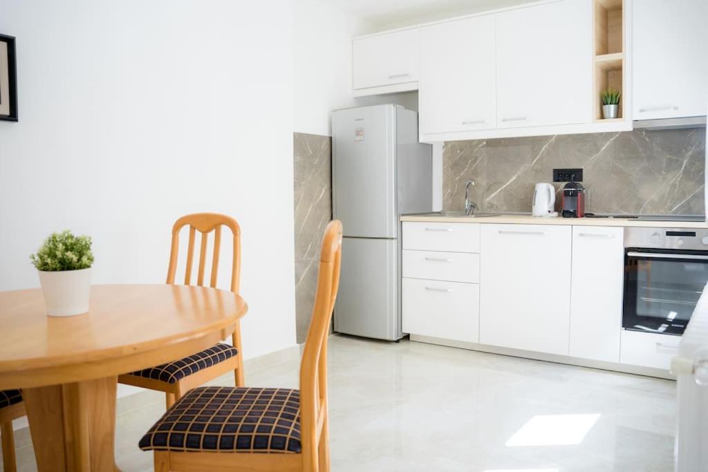 Downtown, Spacious, 2 Bedroom * Belgrade